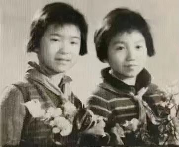 老照片，左边是李萍，右边是三妹