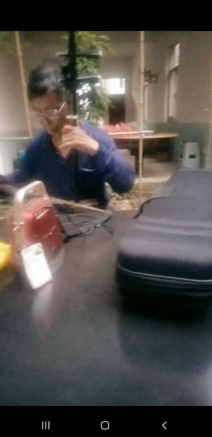 照片，罗红刚在拉二胡