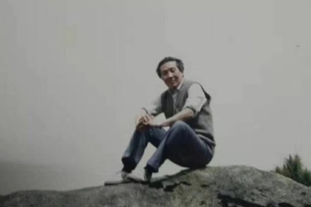 罗祖基在山上的单人照